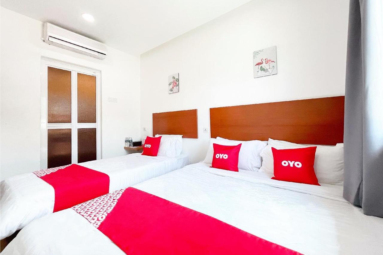 Oyo 90334 마울라야 호텔 바얀레파스 외부 사진